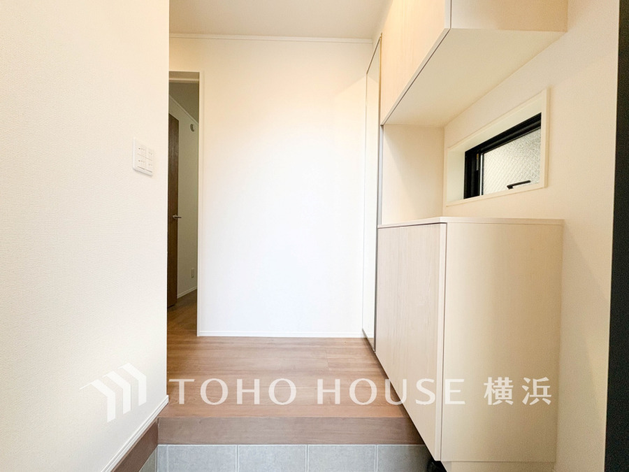 玄関スペースは、収納力のあるシューズボックスでスッキリとした空間を実現しています。