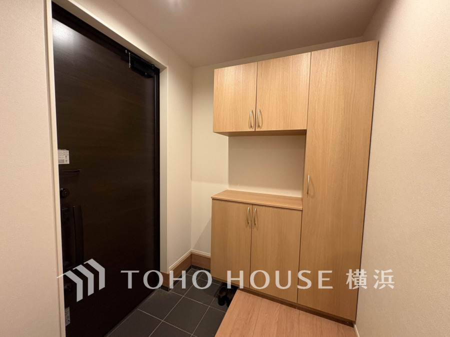 収納力の豊富なシューズボックスを設置した玄関。落ち着いた色の建具がホッとさせてくれます。