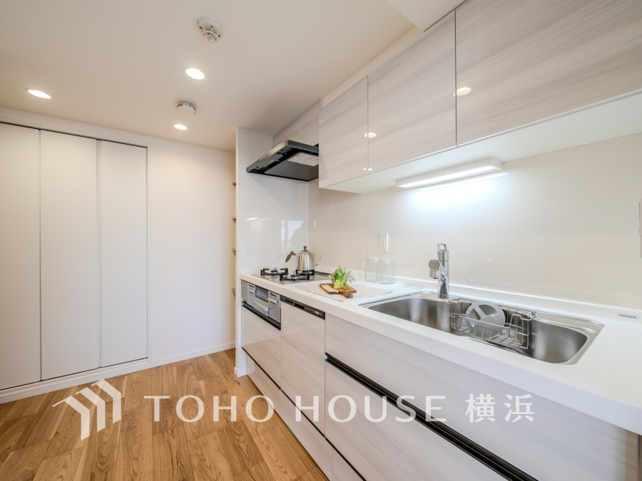 多彩な機能と洗練された美しいデザイン、細やかな優しさが毎日を演出します。プライベートスペースを彩るインテリアとしての美と、快適な日常を支える機能性と強さが一つになったキッチン。