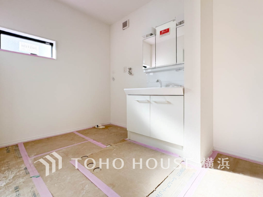 【2026年3月撮影】落ち着いた空間を演出するカラーと、ゆったり落ち着いてお使い頂ける広さが魅力のパウダールーム。居室からも独立しており、プライベート空間を保ちます。