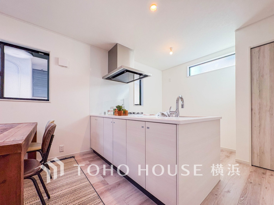 内装の主役でもあり、日常活躍する重要な水回りでもあるからこそ機能性・デザイン性に力を入れております。お手入れのしやすいシステムキッチンを採用しております。