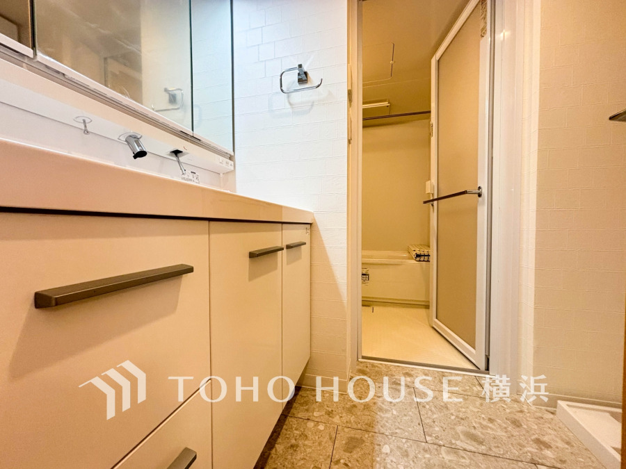 ご家族の1日が始まり、1日の終わりを締めくくる洗面空間。洗濯機を配置しても十分なスペースを確保した設計となっております。