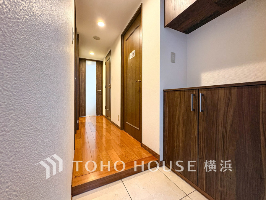 お客様をお迎えする玄関は落ち着いた雰囲気。帰り着くたびに洗練されたテイストの空間に迎えられ誇りと喜びを感じる玄関まわりです。