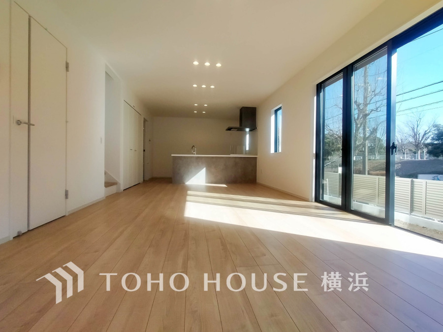 柔らかな光が広がり、デザインされた美しい内装が織り成す家族の集う場所。楽しい会話やさまざまな時が織りなすご家族の時間が丁寧に紡がれていく大切な空間。