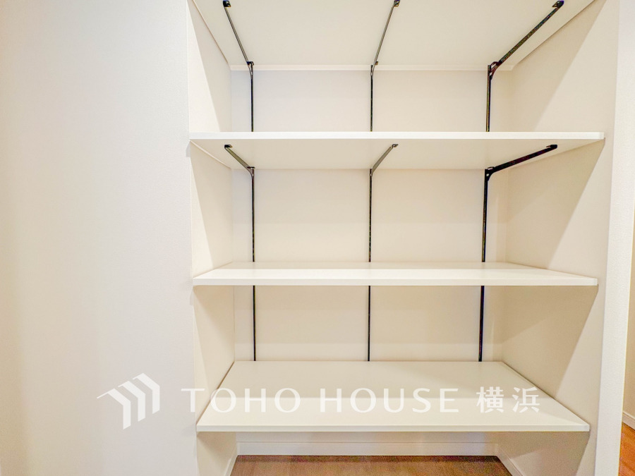 長期保存できる缶詰や調味料などの食品類の他、かさばるペーパーやラップ類をまとめて収納しておけます。キッチンまわりの掃除用具などを置くのにも便利ですね。