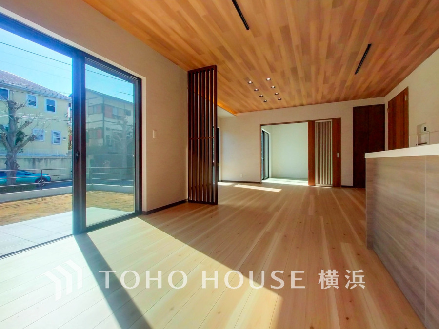 和やかで洗練された空間の演出。寛ぎとコミュニケーションを育む居心地のよい場所。やわらかな陽射しが降り注ぎ、室内に開放感と爽快感をもたらします。