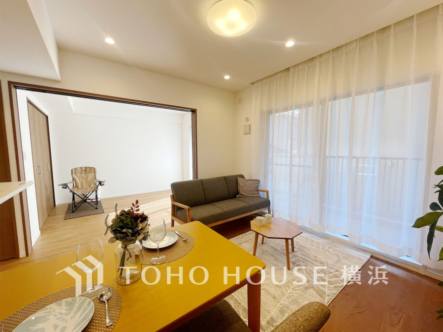 リビングに隣接した洋室の引き戸を開け放して空間を共有しながら開放的に使うこともできます。
