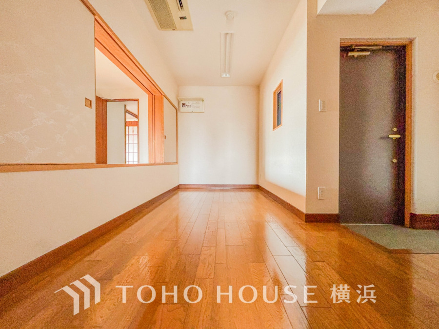 上質感漂う玄関と廊下。居住者の帰り、訪れる方を優しく迎える・安らぎに満ちた生活空間を予感させる。健やかな暮らしを楽しめそう。