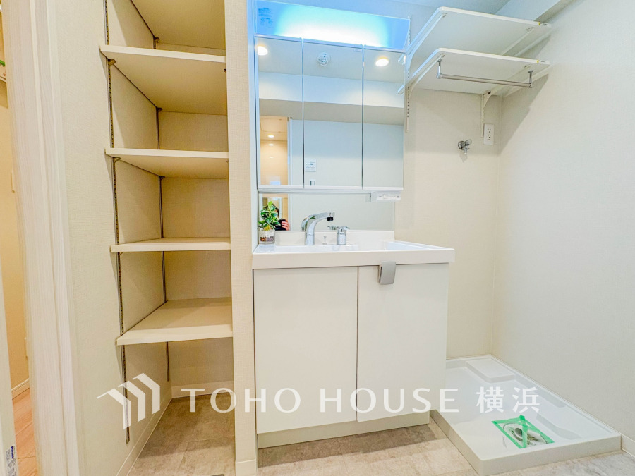 新規交換された洗面化粧台は美しく使いやすい機能が備えられています。