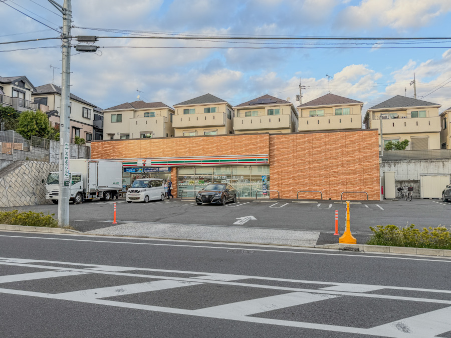 セブン-イレブン 横浜中白根２丁目店まで　約1300ｍ