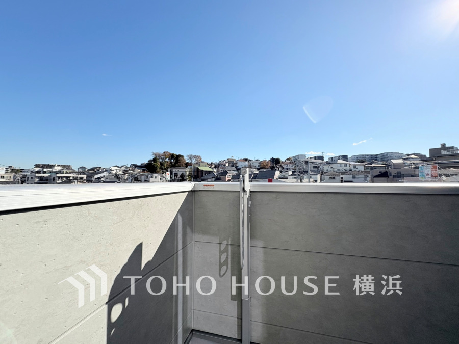 陽当たり良好なバルコニーから、開放的な街並みと青空が広がる心地よい眺望を楽しめます。