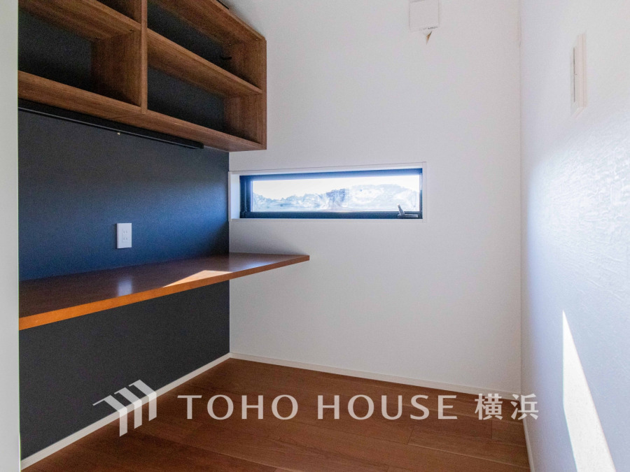 リモートワークやスタディスペース、趣味の空間としてなど、多用途にご使用頂けるお洒落なワークスペースを設置。何かと便利で、あると嬉しい素敵な空間です。