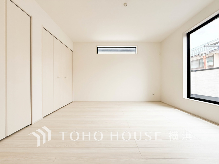 大きな窓からたっぷりと陽光が注がれる明るい空間。家族の成長に対応できる永住仕様の間取り。時を忘れて過ごす場所として過ごせるお部屋。