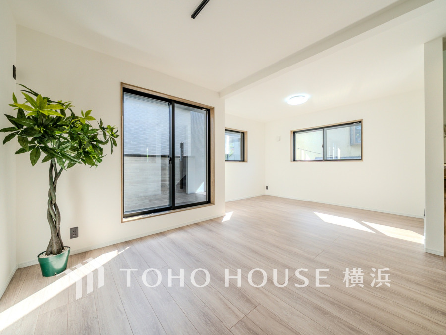 豊かな光が床材を照らしだすひと時、この場所には落ち着きと上質な空気感が流れます。ご家族やお友達との時間など、多くの時を刻む空間。何気なく過ぎる時でさえも上質なひと時となる快適な空間を目指して。