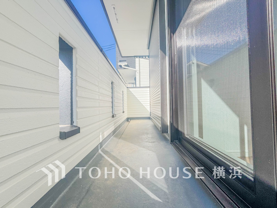 暮らしの中で光と風を演出してくれるバルコニー、見事なまでの開放的な空間を演出しながら、プライベート性も確保された空間は我が家の自慢です。