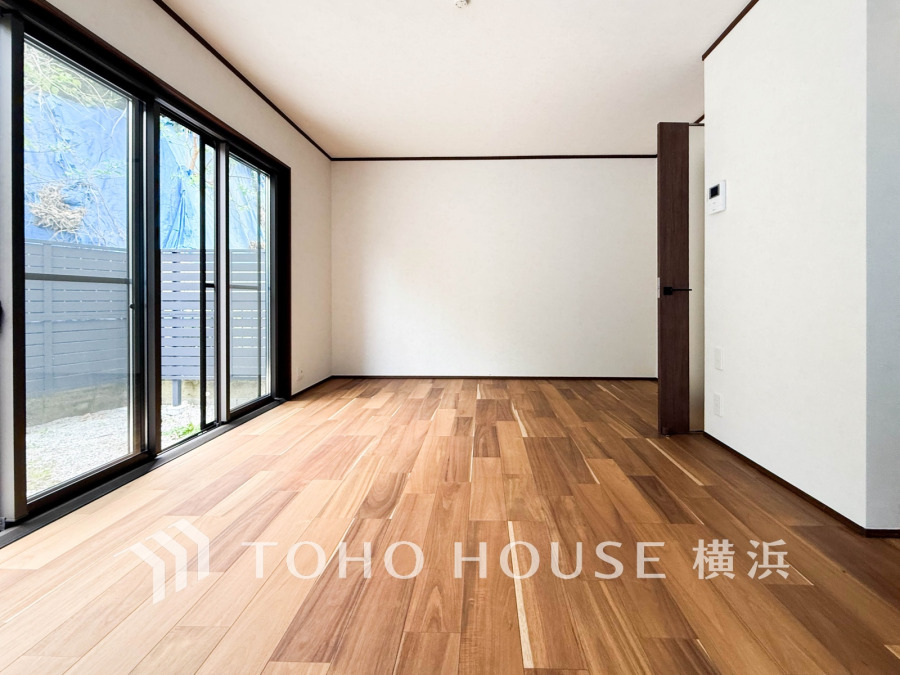 大きな窓からたっぷりと光が入る明るいLDK。落ち着いた雰囲気に包まれた空間です。
