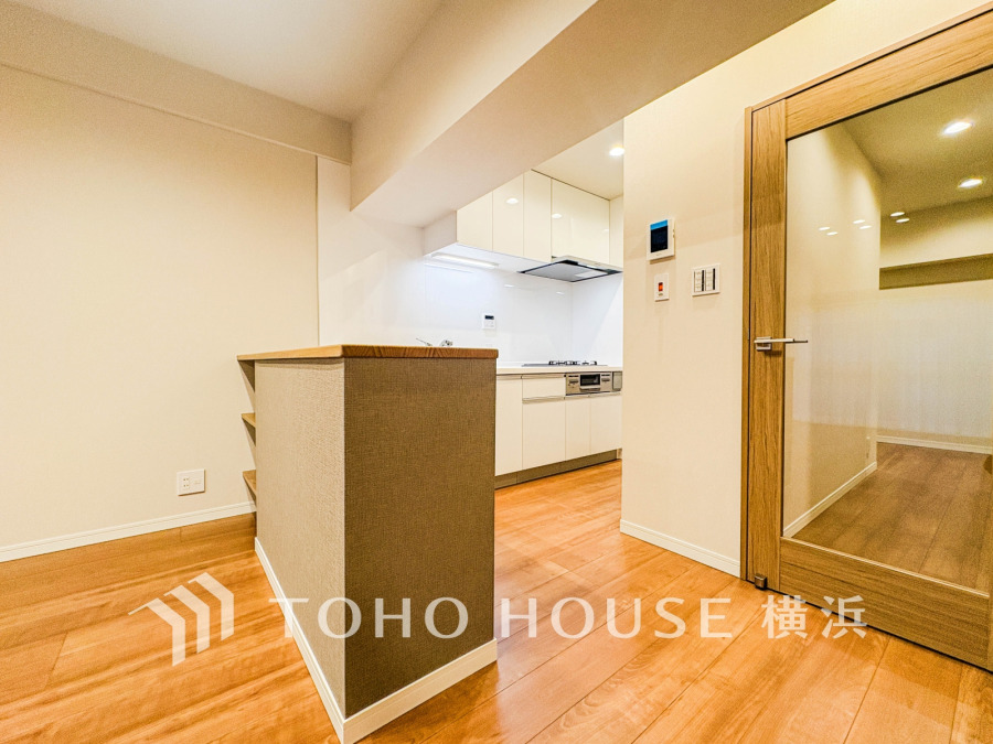 キッチンの背面側にカウンターを造作し、動線や使い勝手をより良いものとなるように仕上げました。開放的で一体感のあるLDKには、いつも笑顔の花が咲くことでしょう。