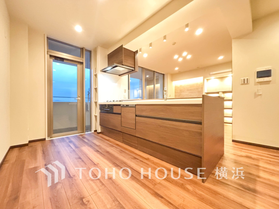 広々とした木目調のキッチンが魅力の明るいLDK。バルコニーへもスムーズにアクセス可能です。