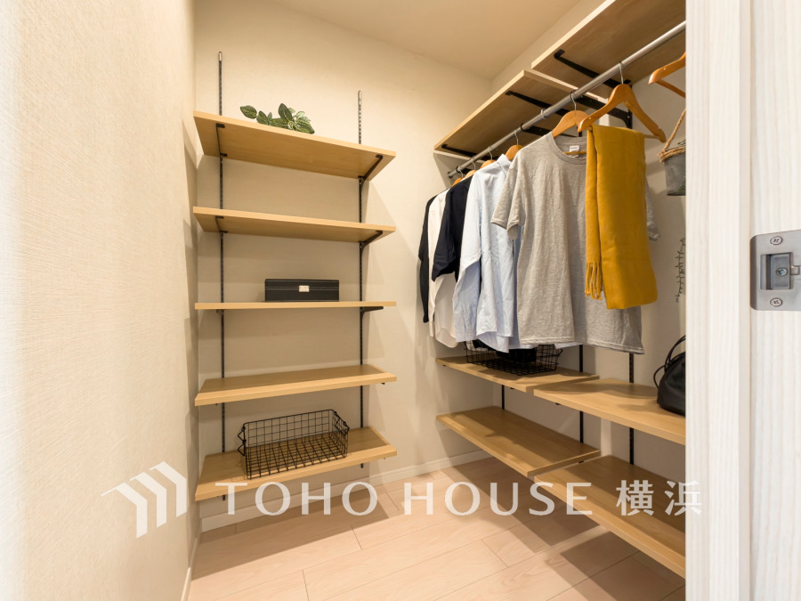 ウォークインクローゼットは家族みんなの衣類が収納できるよう広めに設計してあります。