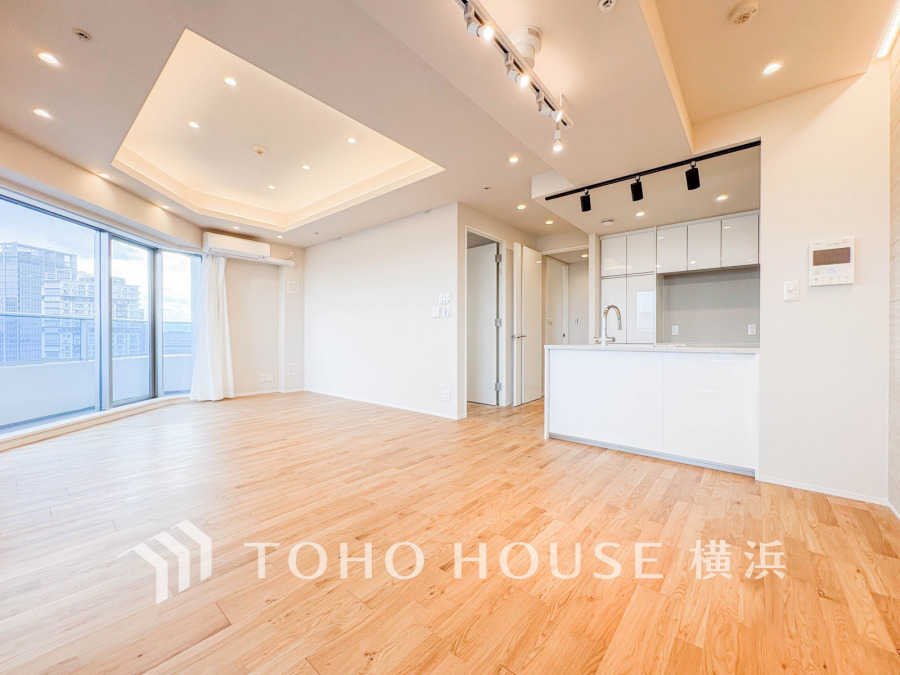 和やかで洗練された空間の演出。寛ぎとコミュニケーションを育む居心地のよい場所。やわらかな陽射しが降り注ぎ、室内に開放感と爽快感をもたらします。