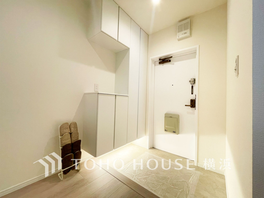 清潔感あふれる白を基調とした玄関。収納豊富でスッキリ片付くゆとりある空間設計です。