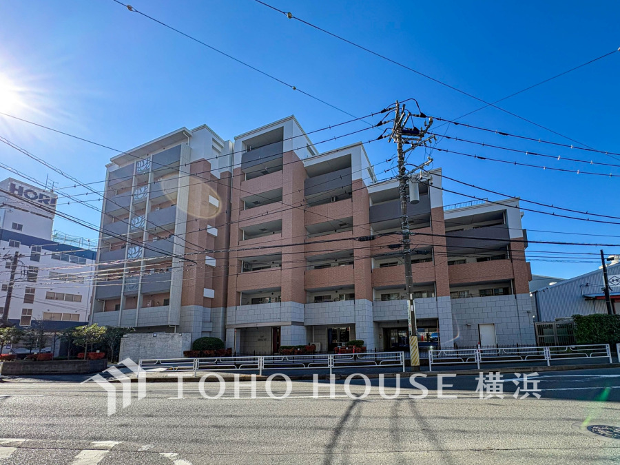 光あふれる開放感のある外観が魅力の、安心・快適な都市型マンションです。駅近で利便性も抜群。