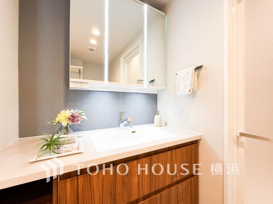 新規交換された洗面化粧台は美しく使いやすい機能が備えられています。