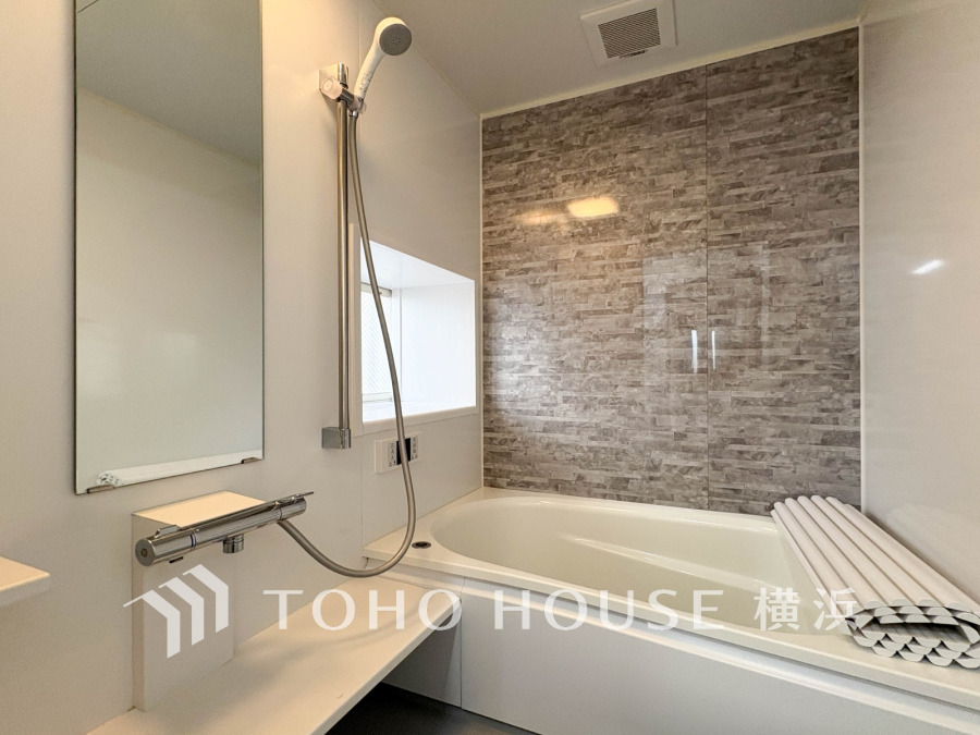 快適な使い心地とゆとりある空間が1日の疲れを解きほぐすバスルーム。空間も浴槽もゆったりのびのび使えるゆとり設計。広く感じるゆとり設計で快適なリラックスタイムを過ごせます。