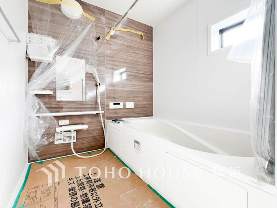 【2026年3月撮影】上質が感じられるカラーリングで、清潔な空間美を実現。一日の疲れが癒される優雅なバスタイムを堪能できるゆとりあるバスルームです。