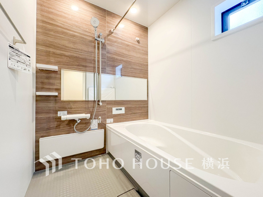 心地よいリラックスを叶える清潔感溢れる美しい空間。快適で機能的なバスルームです。
