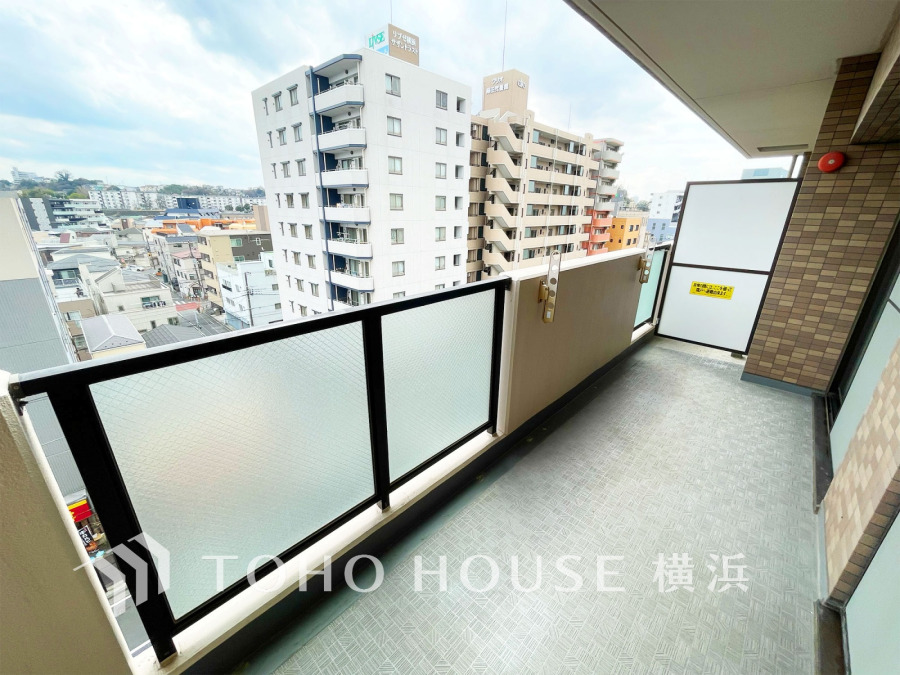 暮らしの中で光と風を演出してくれるバルコニー、見事なまでの開放的な空間を演出しながら、プライベート性も確保された空間は我が家の自慢。