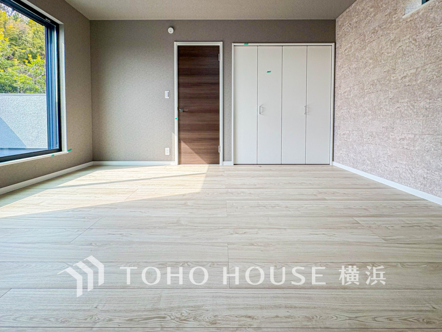 8.7帖のゆとりある洋室。たっぷりの収納を備え、プライベートな自分時間を快適に過ごせるお部屋です。
