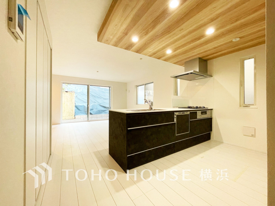 光と風が溢れる開放的なLDKには、自然と家族みんなが集まってきます。明るく穏やかな空気が流れるこの場所は、豊かな寛ぎと笑顔の団欒をいつも優しく守ってくれることでしょう。