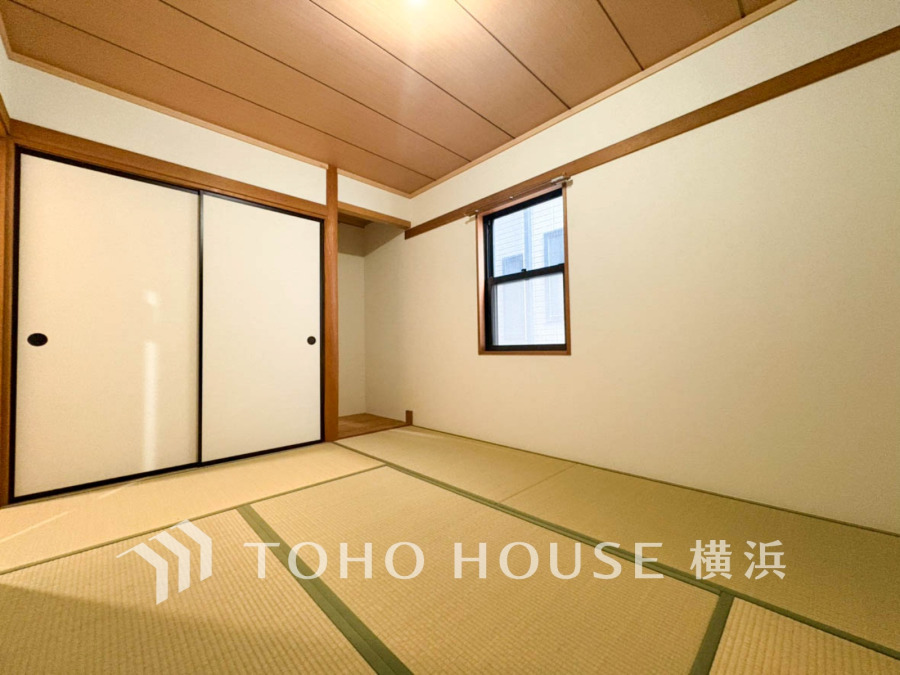伝統的な日本情緒のある、温かみと落ち着きが感じられる和室です。来客時や一息つきたいときなどに利用できる用途多様な空間です。
