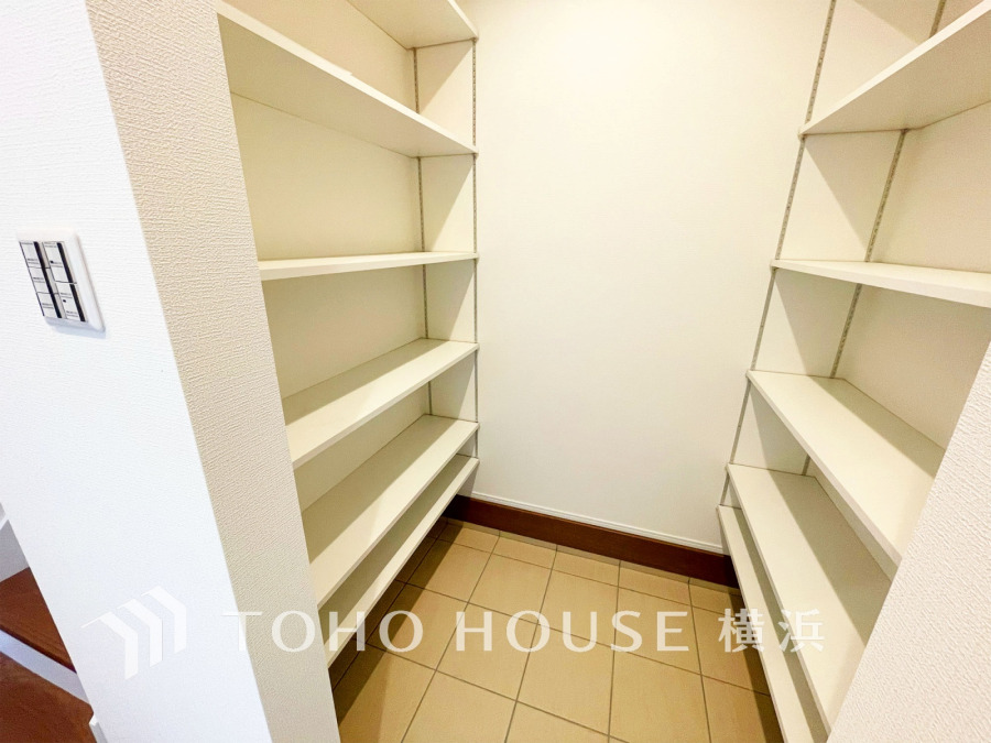 玄関には、ご家族みんなの靴をたっぷりと収納することができるシューズインクローゼットをご用意しました。さらに場所をとるベビーカーやゴルフ道具なども収納できるので、玄関まわりはいつもすっきり。