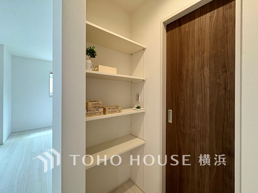 本邸宅にはパントリーをご用意いたしました。お買い物のストック分やその他の収納など、大容量の収納スペースとなっております。廊下とキッチン横から出入りできる2WAY仕様で便利です。