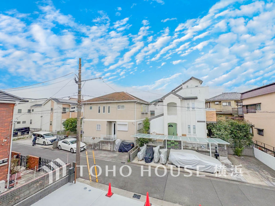 閑静な住宅街に位置し、開放感ある空と整った街並みが魅力の快適な住環境です。