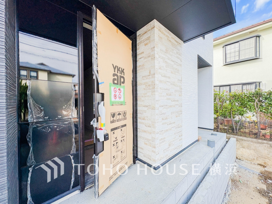 居住者の帰り、訪れる方を優しく迎え、やすらぎに満ちた生活空間を予感させる。健やかな暮らしを楽しめそう。（2025年12月撮影）