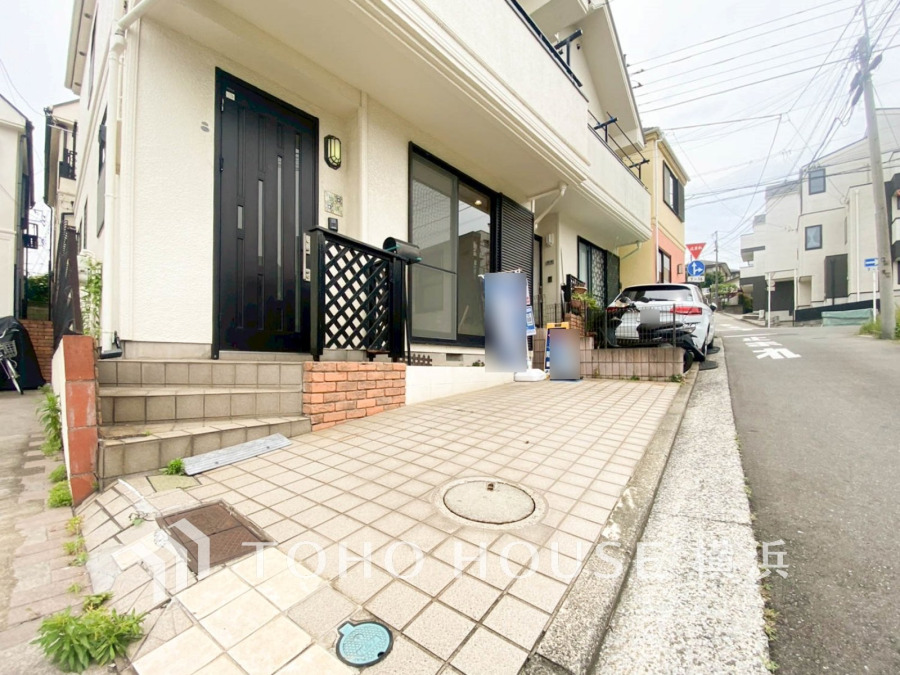 ゆったりとした駐車スペースを確保いたしましたので、大きめのお車でも駐車可能です。自転車やバイクなど、ゆとりのある敷地で置き場所に困ることはないでしょう。