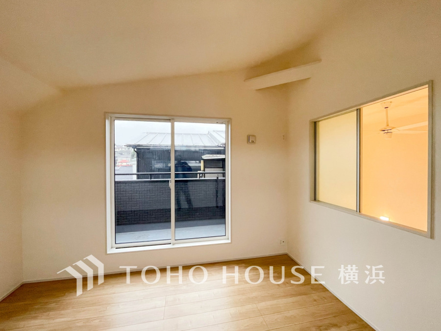 ひとりの時間をゆったり過ごしたり、静かな環境で趣味に打ち込んだり、自分時間を快適に過ごすプライベートルーム。大きな窓で彩られた空間は、心地よい風と伸びやかな眺めを愉しむ特等席に。