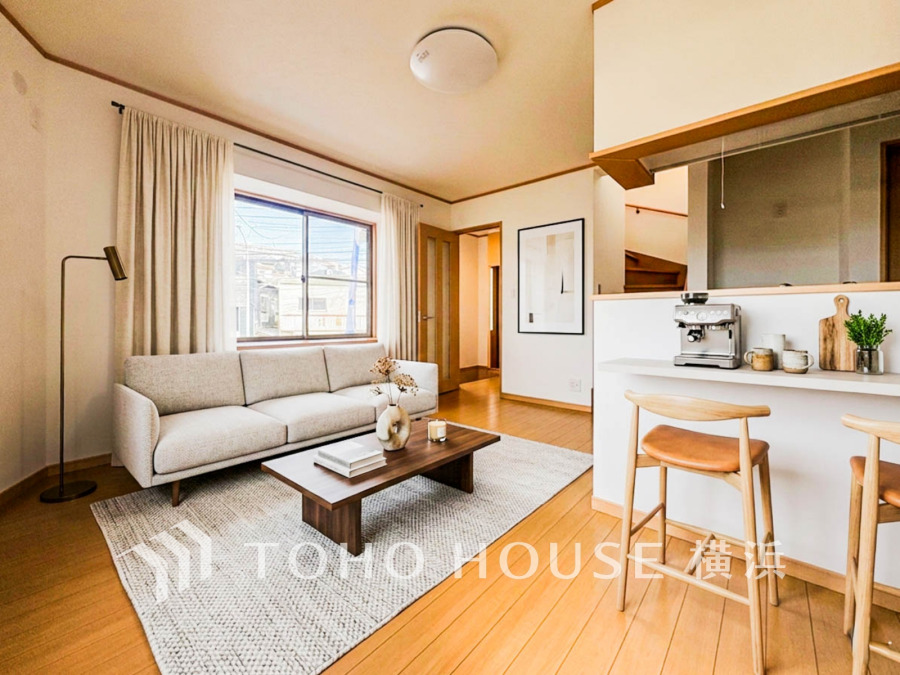 家族と過ごすひと時を溢れる光が優しく包み込むリビングダイニング。家族とともに、心穏やかに過ごすひととき。家族との時間、自分の時間を大切にできる空間がここにあります。（家具や装飾品はAI加工）