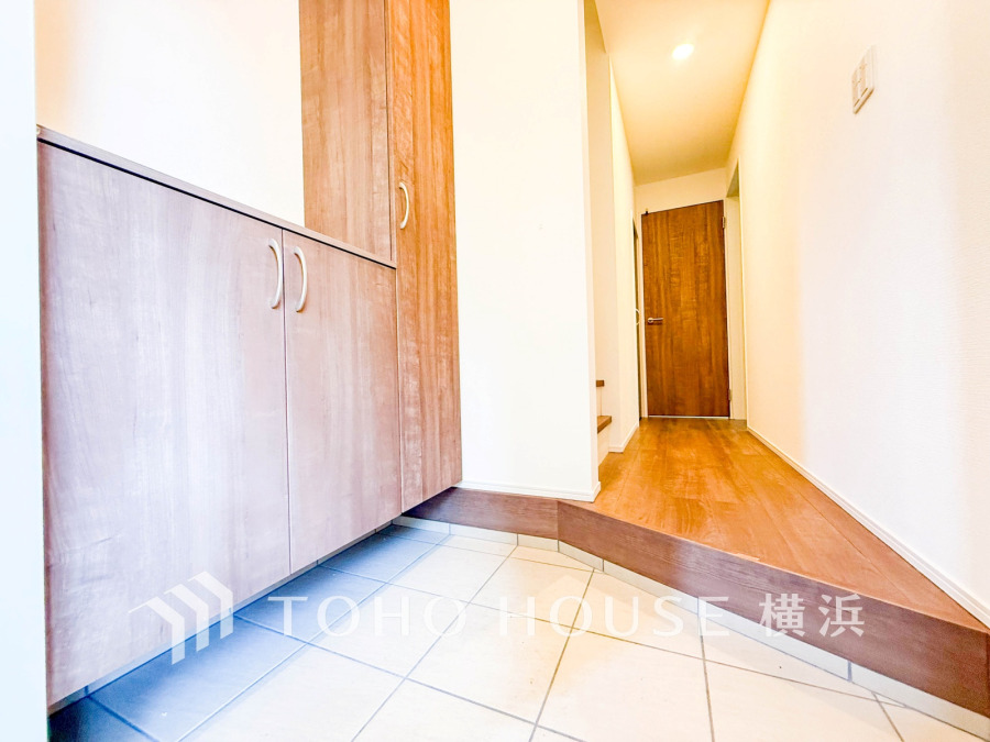 居住者の帰り、訪れる方を優しく迎え、やすらぎに満ちた生活空間を予感させる。健やかな暮らしを楽しめそう。