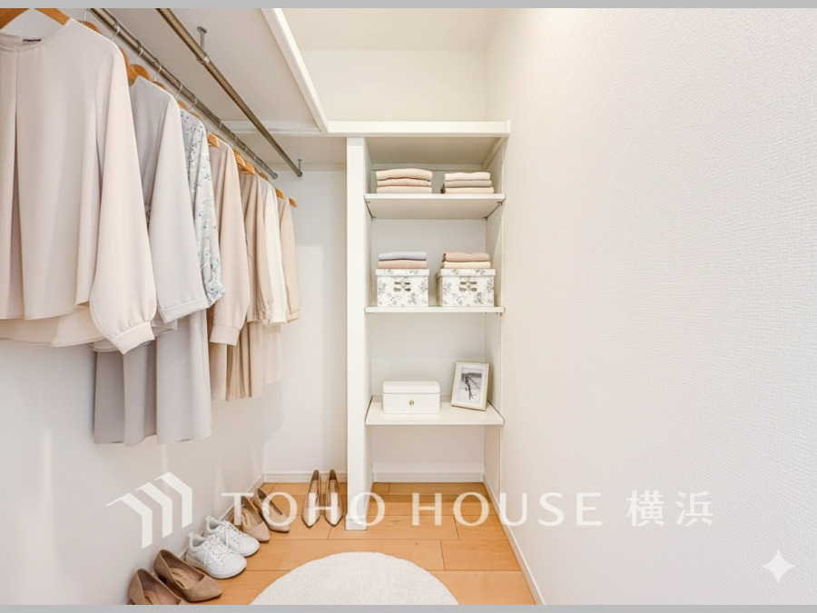 洋服やバッグなどかさばる物を大量に収納できます。タンスなどの収納家具を置かずに済むので、お部屋を丸ごと使えてスッキリ♪（家具・装飾品等はAI加工です）