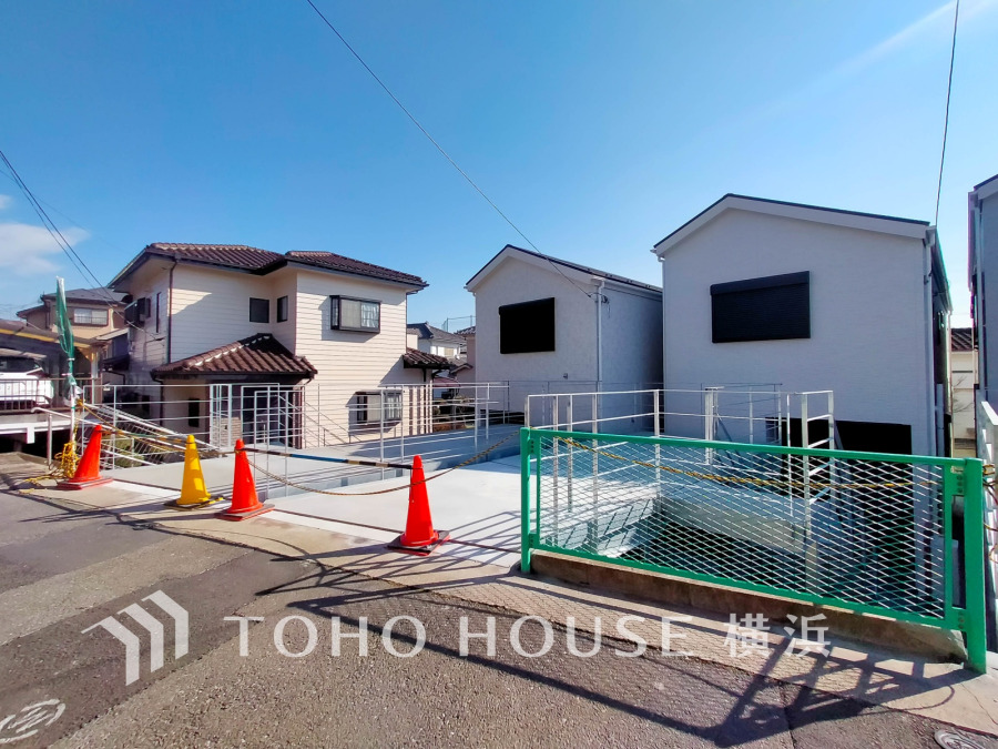 陽当たり良好な駐車スペース付きの新築戸建。閑静な住宅街に位置し、健やかで落ち着いた暮らしを愉しめるロケーション。