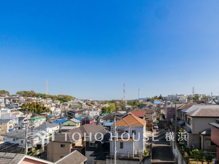 手を伸ばせば、ふれることが出来そうな環境が、そのままインテリアになったような印象です。その豊かな眺望にふさわしい空間には、通風・採光にも優れ、心地よい光と風があふれています。