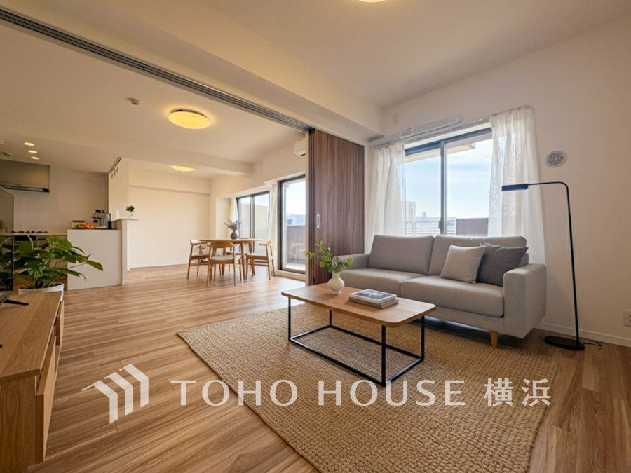 リビングに隣接した洋室の引き戸を開け放して空間を共有しながら開放的に使うこともできます。
（家具・装飾品はAI加工です）