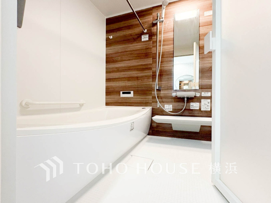 1日の疲れを癒すバスルームは、心地よいリラックスを叶える清潔感溢れる美しい空間です。心からゆったりと寛いでいただけるよう、ゆとりのスペースを確保してます。