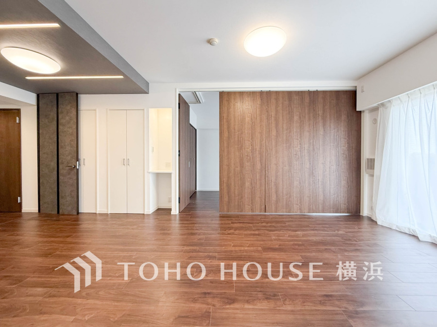 南向きの大きな窓からたっぷりと光が入る明るいLDK。落ち着いた雰囲気に包まれた空間です。
