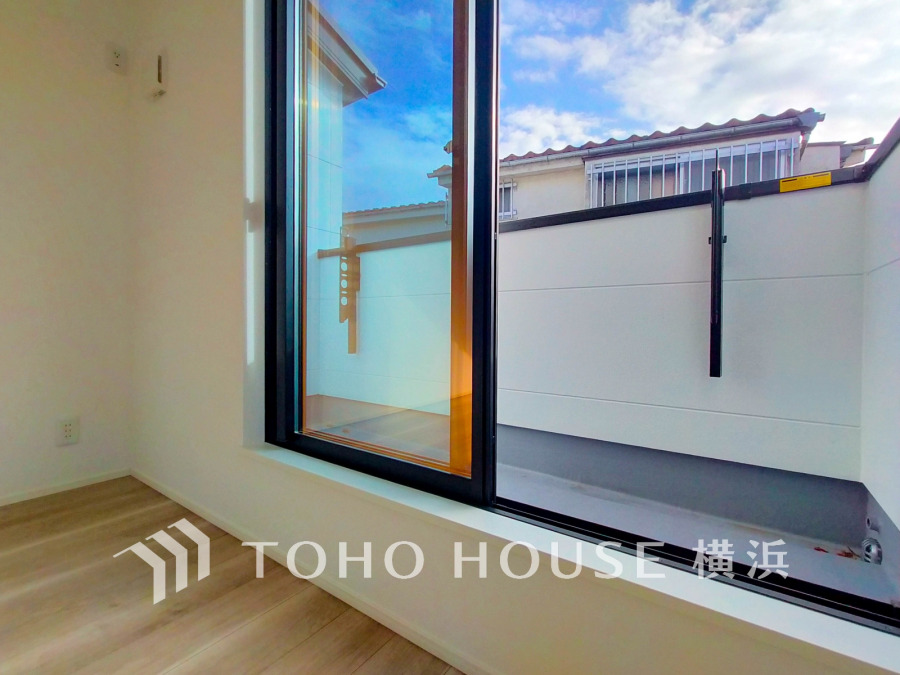 バルコニーに面した明るい洋室。穏やかな陽射しが、ゆったりとした寛ぎの時間を包みます。
