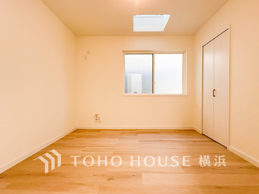 明るい自然光が差し込む、シンプルで清潔感あふれる居室。収納スペースも完備し使い勝手良好です。